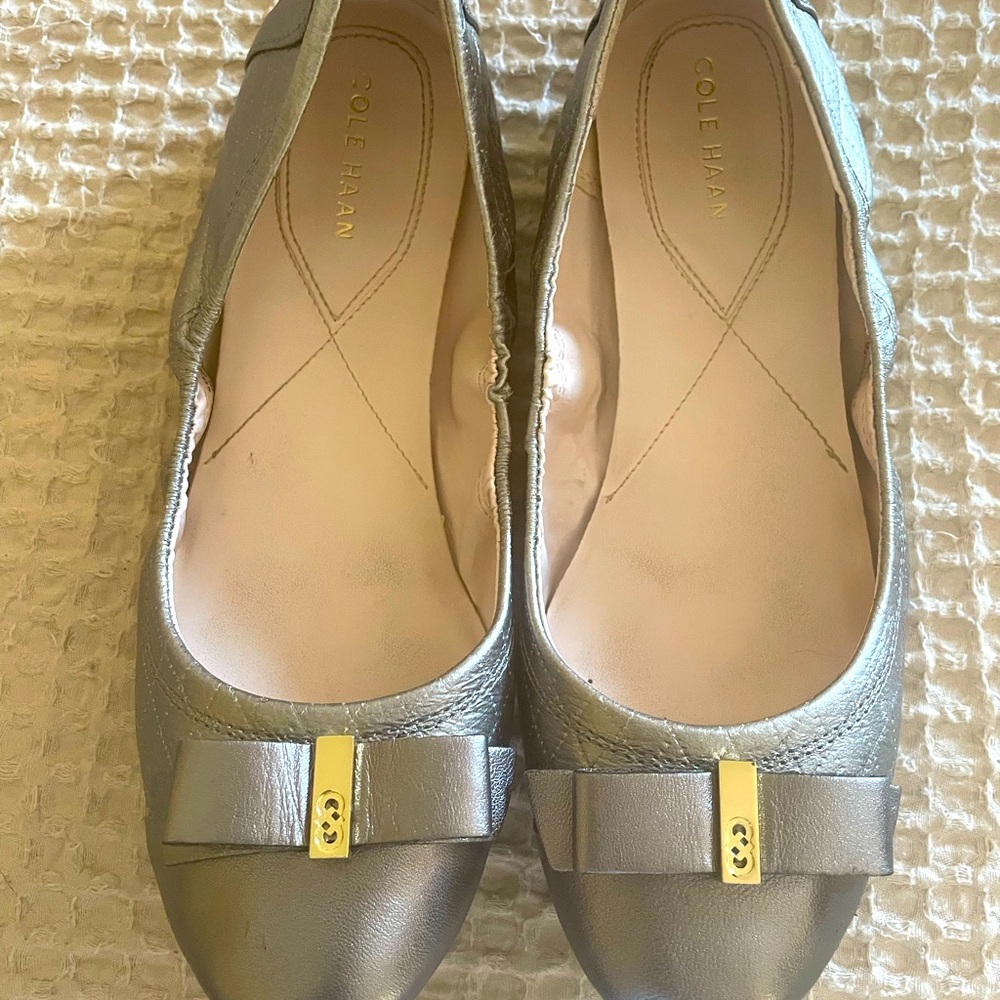 Women’s comfortable flats in on trend silver